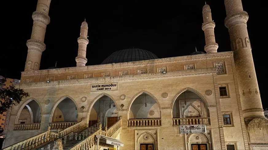 Mardin’de yıldırım düşen caminin minaresi zarar gördü