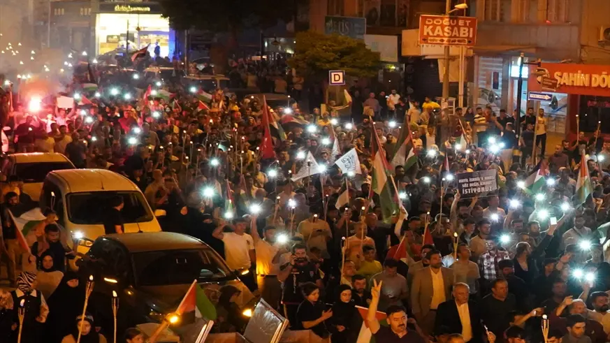 Adıyaman'da, İsrail'in saldırıları trafik lambalarına yerleştirilen yazılarla protesto edildi