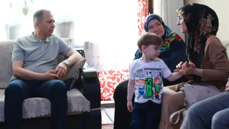 Bakan Yerlikaya'dan şehit Astsubayın ailesine ziyaret