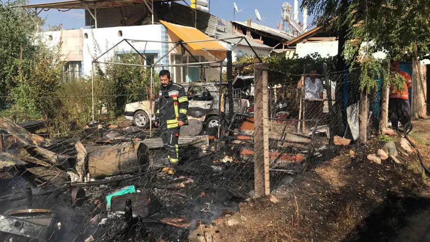  Elazığ'da geri dönüşüm deposunda yangın: Ev, depo ve bir araç kül oldu