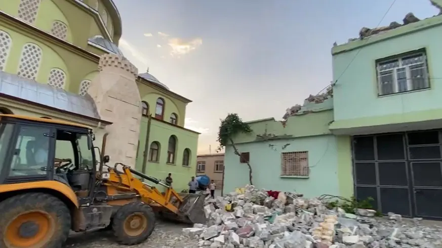 Diyarbakır’da fırtına: Yıkılan caminin minaresi evin üstüne devrildi