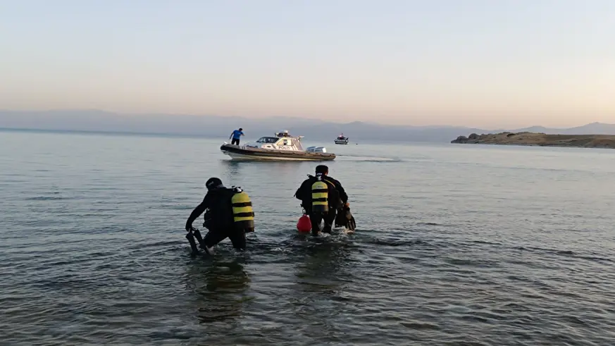 Serinlemek için girdiği Van Gölü'nde kaybolan genci arama çalışmaları sürüyor