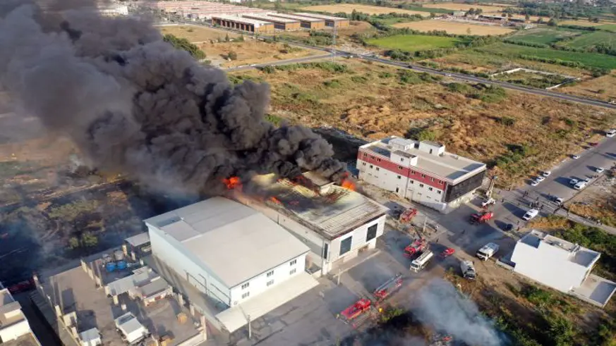 Aydın'da otluk alanda başlayan ve bir depoya sıçrayan yangına müdahale ediliyor
