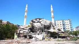 Diyarbakır'da depremlerde hasar gören cami kontrollü şekilde yıkıldı