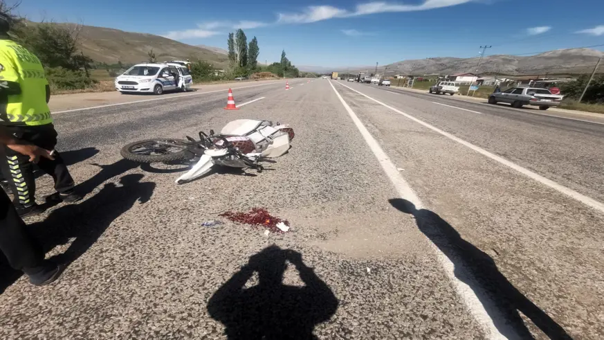 Malatya Doğanşehir'de motosiklet ile kamyonet çarpıştı: 1 yaralı