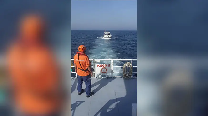 İstanbul açıklarında su alan teknedeki 3 kişi kurtarıldı