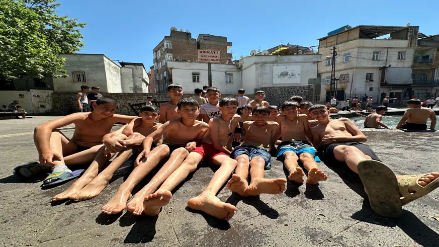 Diyarbakır’da sıcaklığın 40 dereceyi bulmasıyla çocuklar Anzele’ye akın etti