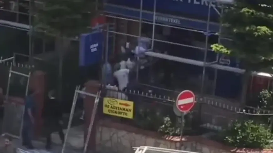 Çekmeköy'de inşaat işçilerinin tekel bayisine saldırı anı kamerada