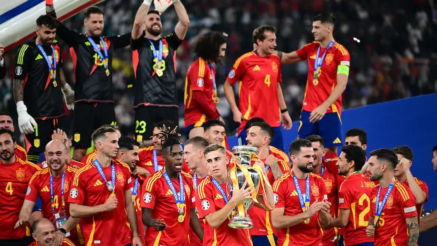 EURO 2024'ün şampiyonu İspanya kupasını kaldırdı