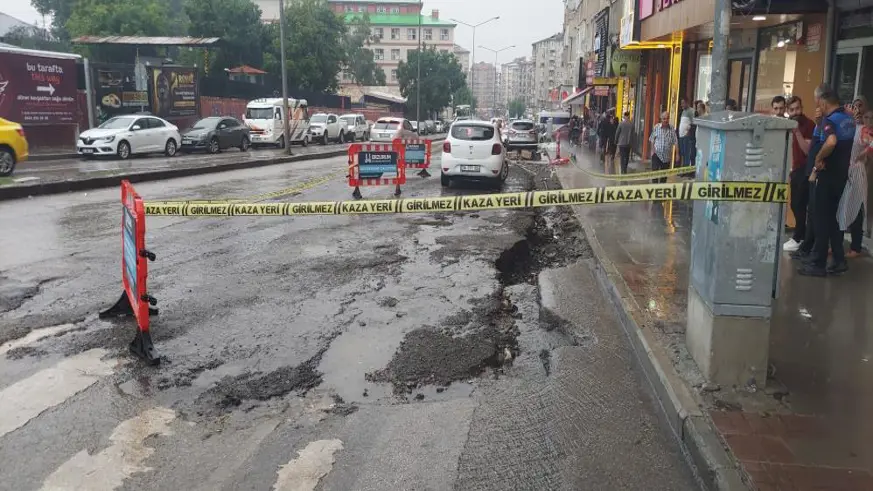 Erzurum'da sağanak yağış sele dönüştü