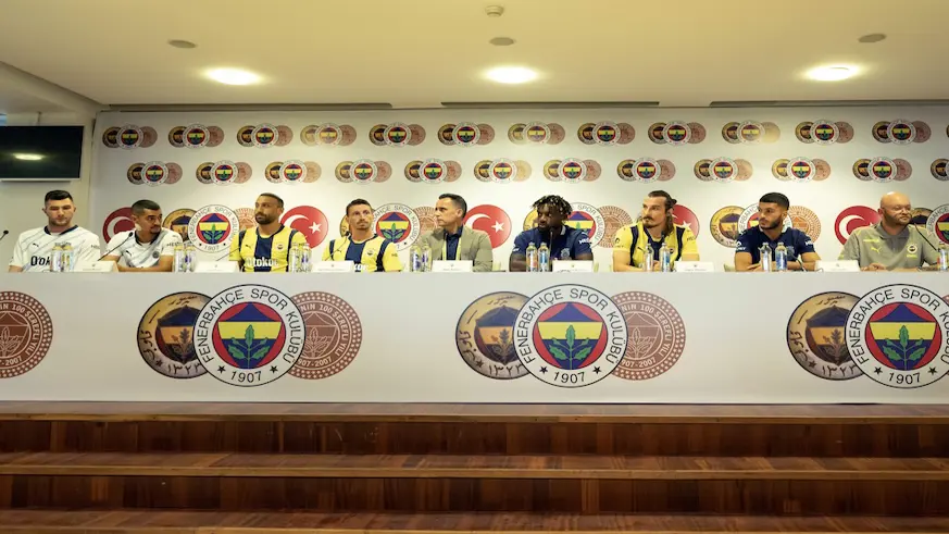 Fenerbahçe'de yeni transferlerin imza töreni