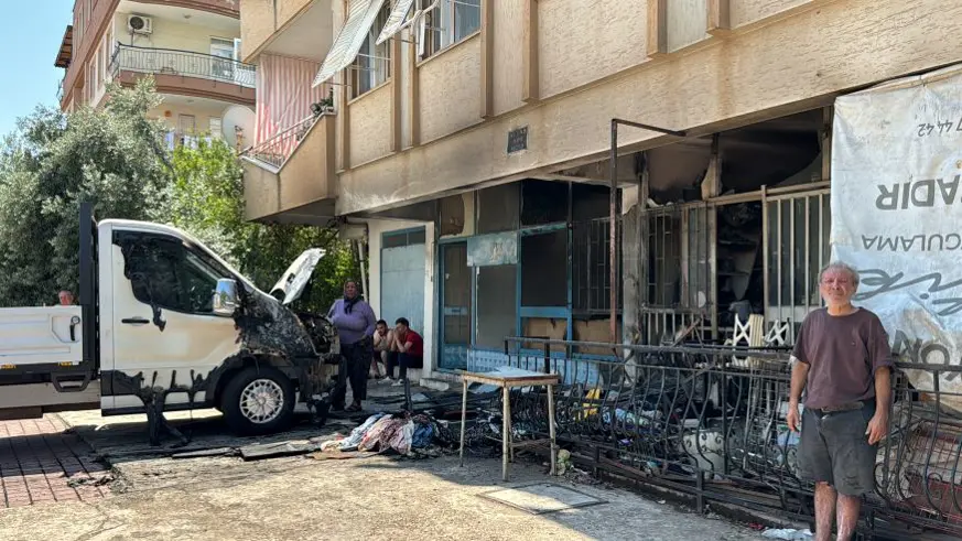 Antalya'da bir tekstil atölyesi deposu ile kamyonet yandı