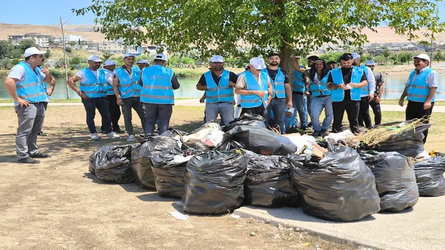 Cizre’de denetimli serbestlik yükümlüleri parkları temizledi