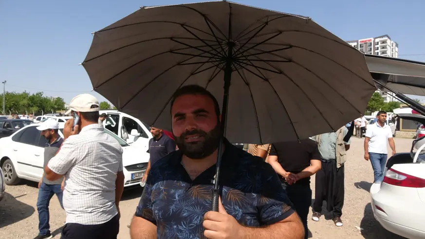 Diyarbakır oto pazarında sıcak havada soğuk pazarlık; Sıcak havaya rağmen şemsiye ile açık oto pazarına akın ettiler