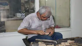 Diyarbakır'da 58 yaşındaki usta, yarım asırdır yöresel ayakkabı üretimi yapıyor