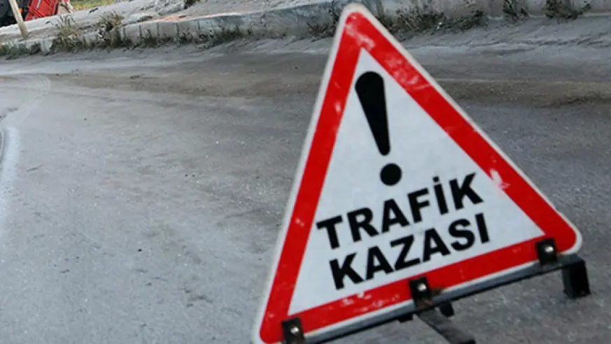 Kars'ta otomobil ile hafif ticari araç çarpıştı: 13 yaralı