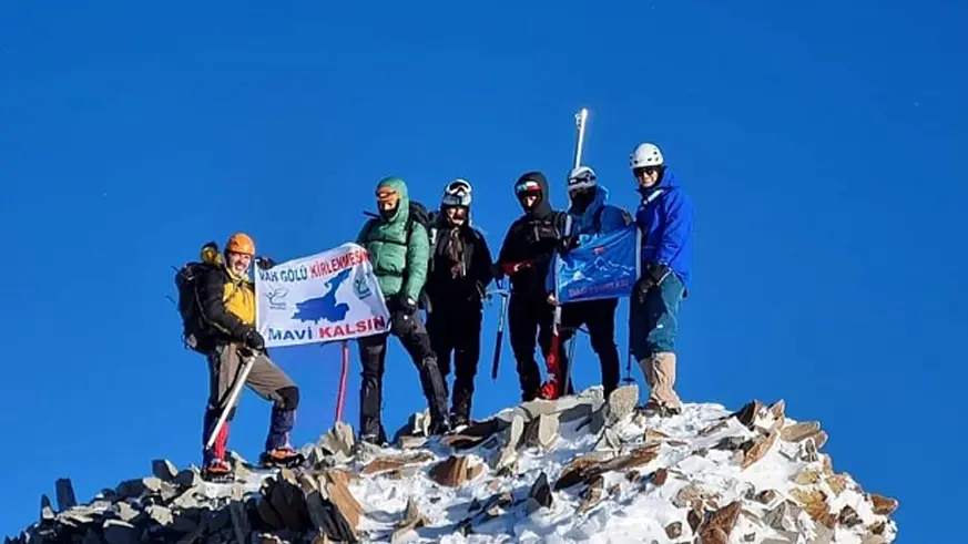 Van Gölü'ne dikkat çekmek için Erciyes Dağı'na tırmandılar