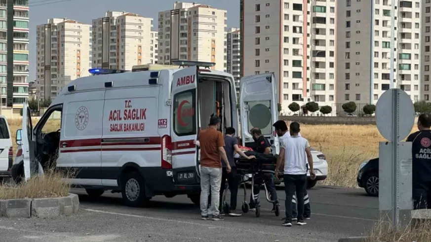 Diyarbakır’da iki otomobil kafa kafaya çarpıştı: 4 yaralı