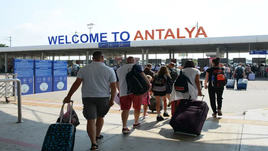 Turizmcilerden uçuşlarda rötar sorununa tepki: Turistler, iyi hatıralarla ülkemizden ayrılmıyor