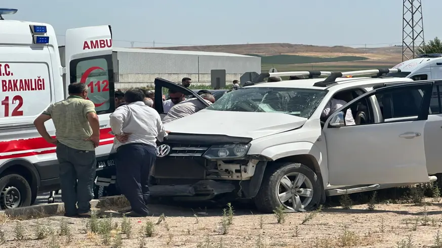 Diyarbakır’da yolcu minibüsü ile pikap çarpıştı: 1’i çocuk 3’ü ağır 14 yaralı