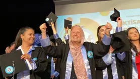 69 yaşında üniversiteden mezun oldu, diplomasını alırken bozkurt işareti yaptı