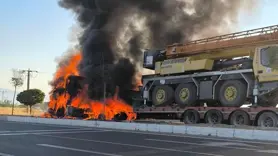 Elazığ-Diyarbakır karayolunda iş makinesi yüklü tır, alev topuna döndü