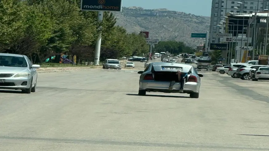 Elazığ’da Otomobilin bagajında tehlikeli yolculuk