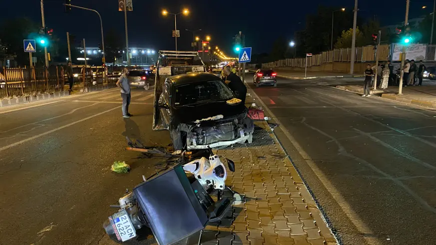 Diyarbakır’da alkollü sürücü, yayalara ve motosiklete çarptı: 5 yaralı