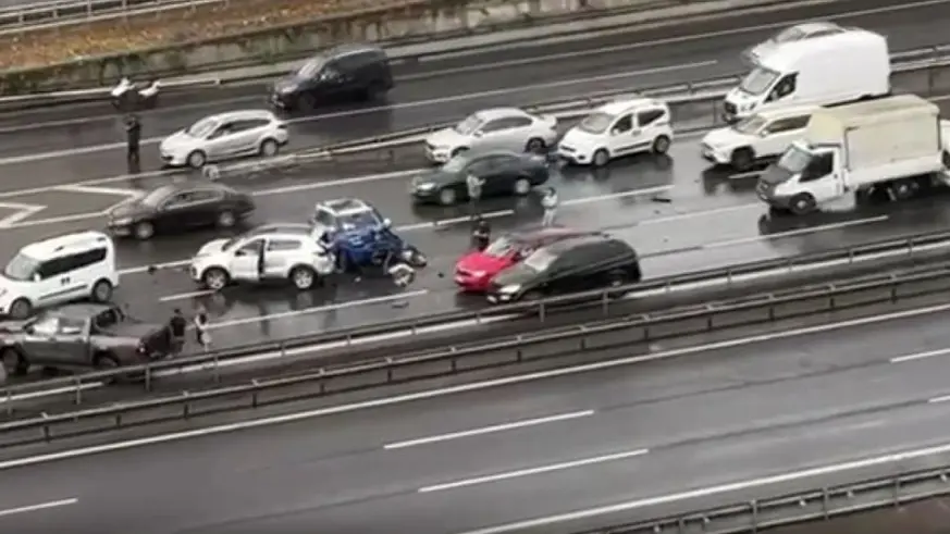 Son dakika haberi, İstanbul'da zincirleme trafik kazası: 1 ölü, 5 yaralı