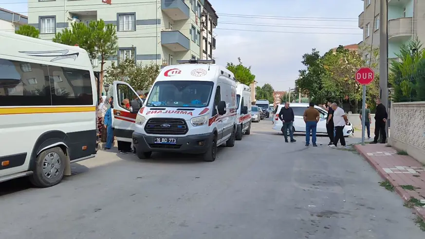 Kreş öğrencilerini taşıyan servis ile hafif ticari araç çarpıştı: 11 yaralı