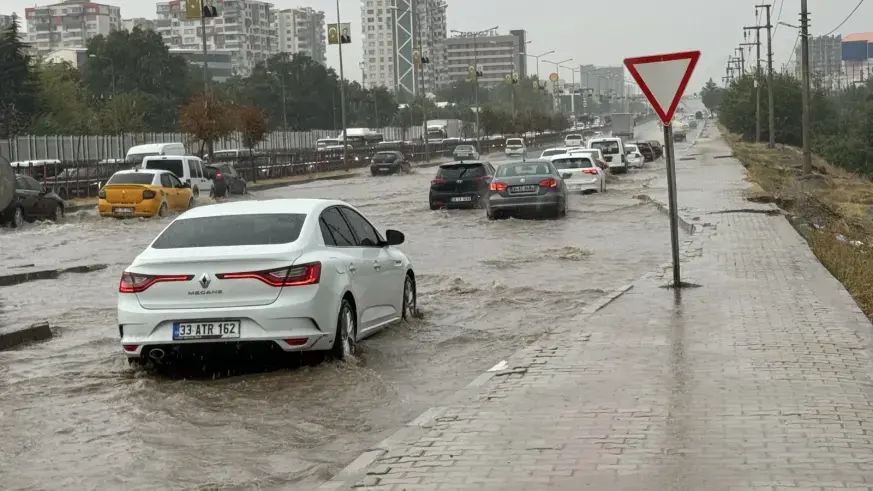 Kavşaklar gölete dönüştü