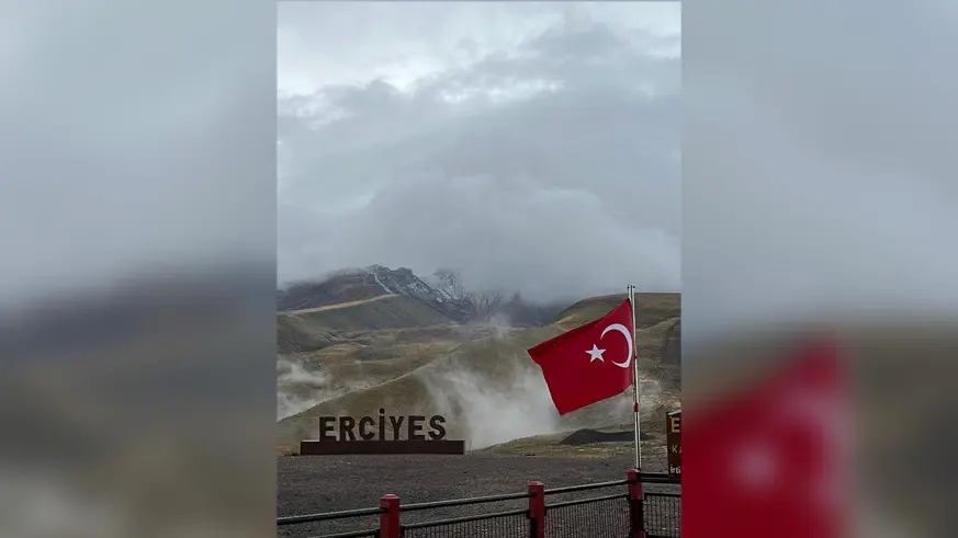 Erciyes'in zirvesine kar yağdı