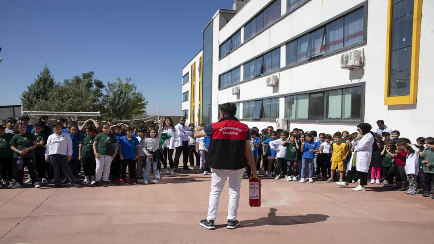 Öğrencilere yangına müdahale eğitimi verildi