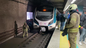 Raylara atlayan kadın hayatını kaybetti