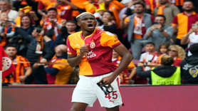 Victor Osimhen, Okan Buruk'u yakaladı