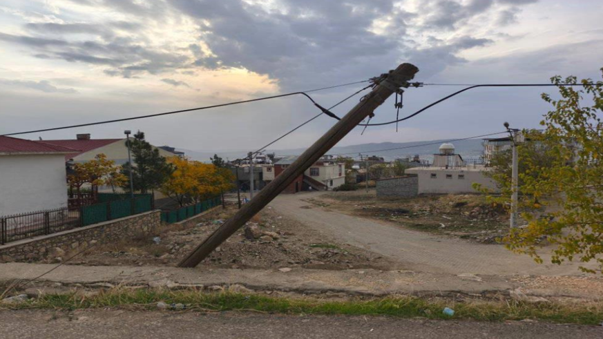 Vatandaşlardan eğri direğin değiştirilmesi talebi