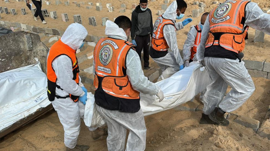 Gazze'de toplu defin sürüyor