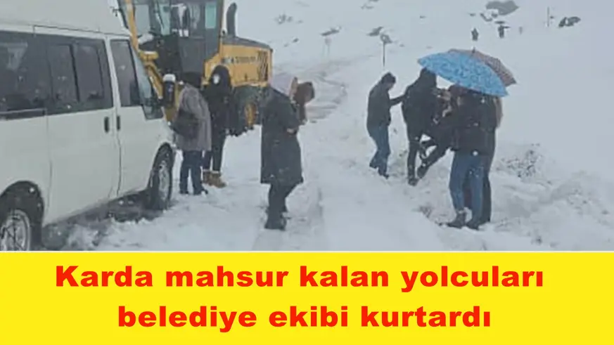 Karda mahsur kalan yolcuları  belediye ekibi kurtardı