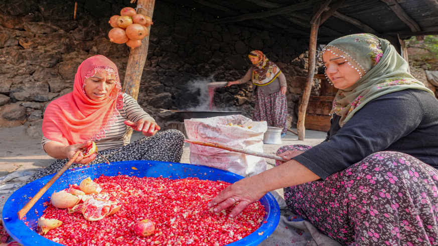 Diyarbakırlı kadınların geleneksel nar ekşisi mesaisi başladı
