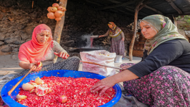 Diyarbakırlı kadınların geleneksel nar ekşisi mesaisi başladı