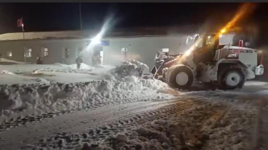 Şırnak'ta gece kar mesaisi devam ediyor