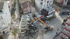 4 kişiye mezar olan binanın enkazı kaldırılıyor