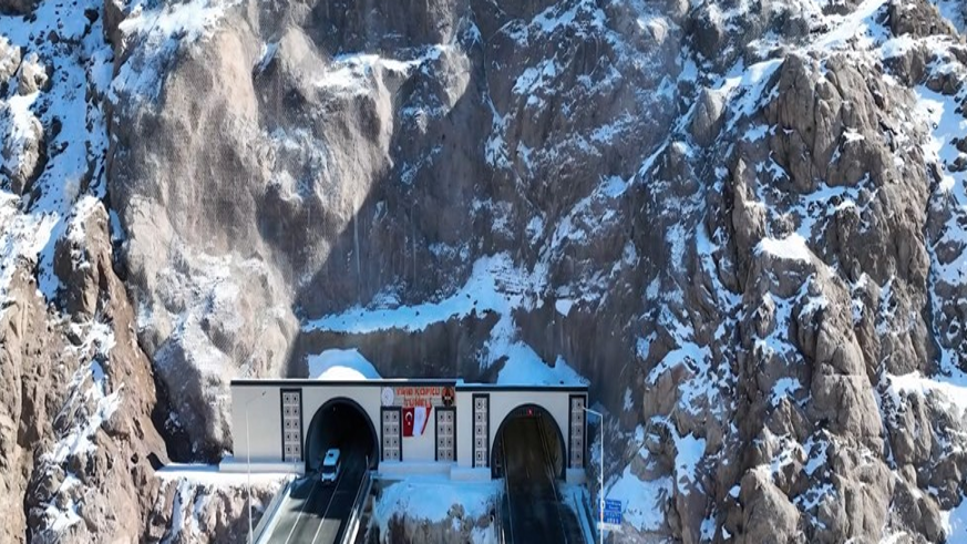 Hakkari-Yüksekova yolundaki Yeniköprü Tüneli trafiğe açıldı