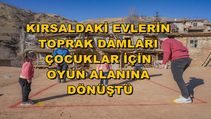 Kırsaldaki evlerin toprak damları çocuklar için oyun alanına dönüştü