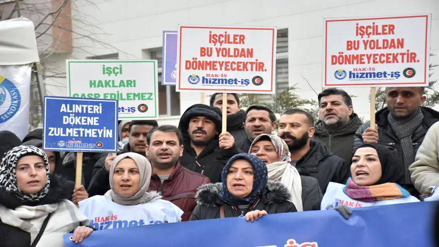 İşten çıkarılan belediye çalışanları eylemlerini sürdürüyor