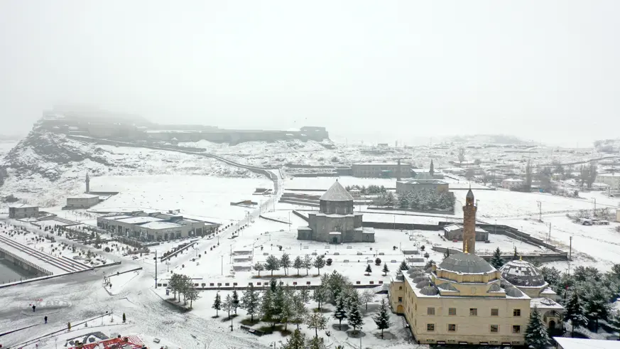 Kars ve Ardahan'da kar yağışı ile sis etkili oluyor