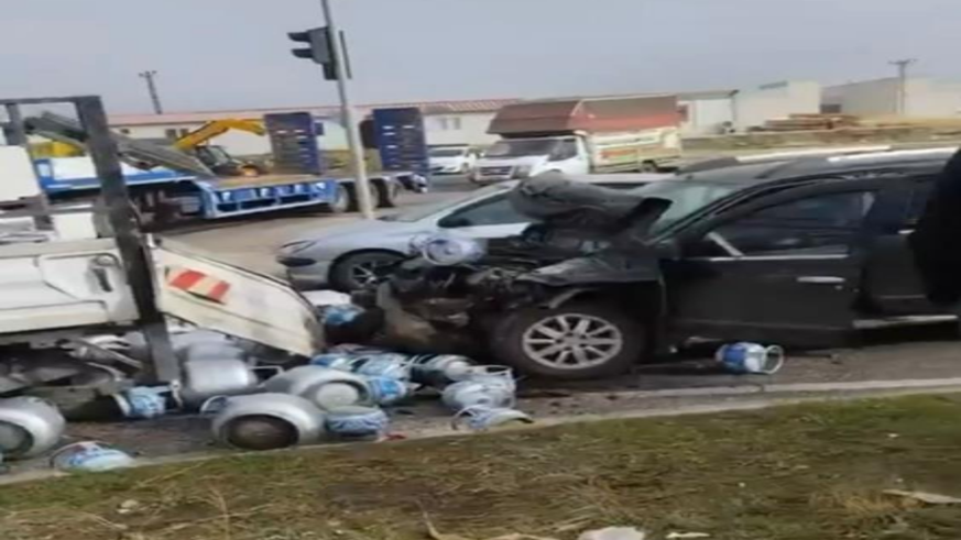 Tüplerin yola savrulduğu kaza ucuz atlatıldı