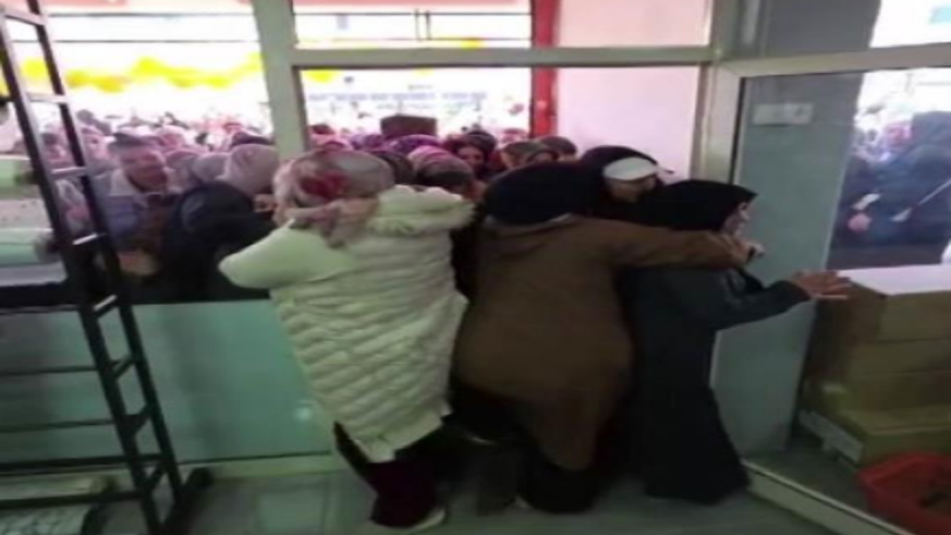 Ucuzu gören kadınlar ezilme tehlikesi atlattı