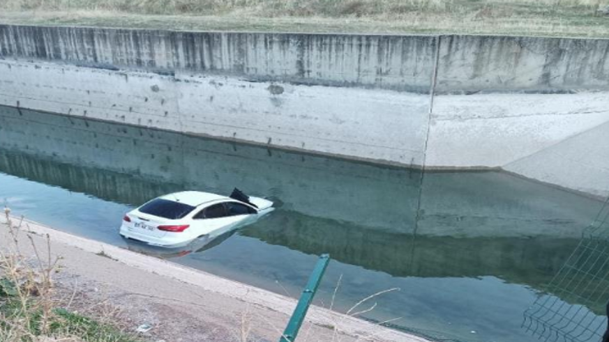 Diyarbakır'da otomobil su kanalına uçtu