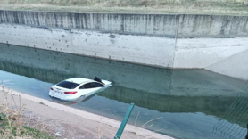 Diyarbakır'da otomobil su kanalına uçtu